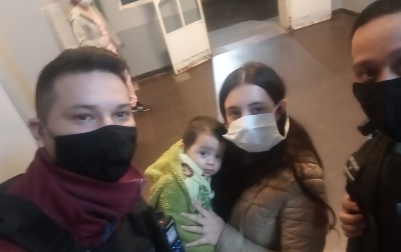 Policías salvaron a un bebé que se había asfixiado con un trozo de nylon | Actualidad