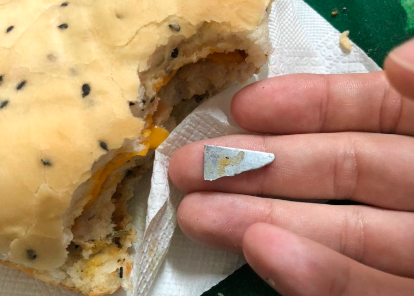 Pidió una hamburguesa y le vino con la punta de un cuchillo adentro | Curiosidades