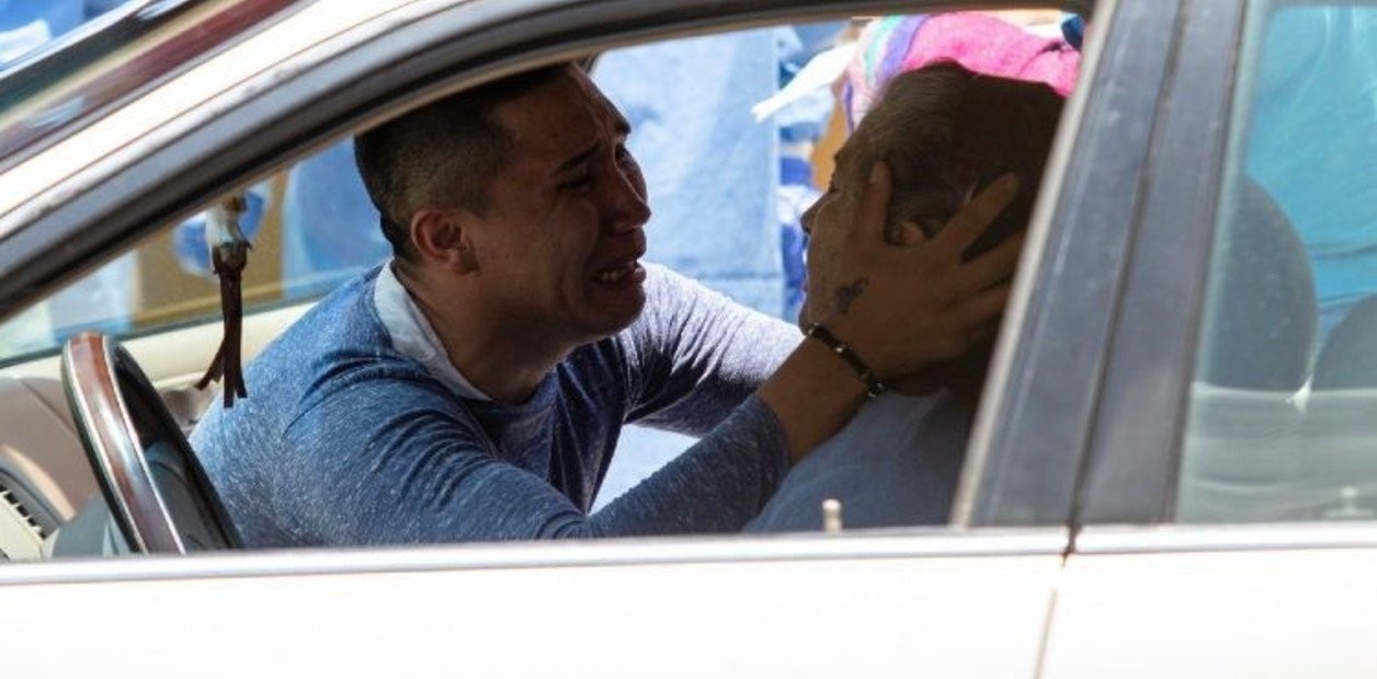 Drama y dolor: intentó revivir a su abuela en la puerta del hospital | Internacionales