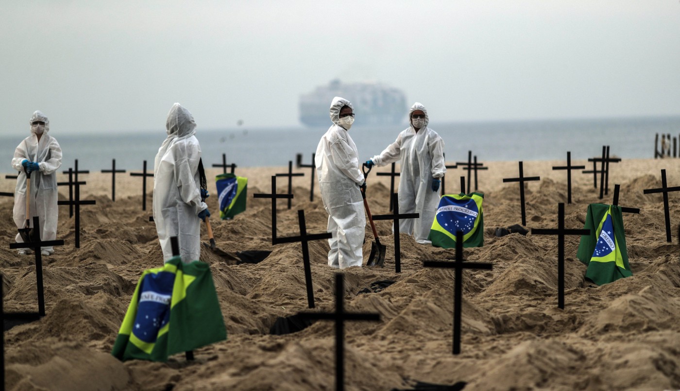 Protesta contra Bolsonaro: cavaron tumbas en Copacabana | Internacionales