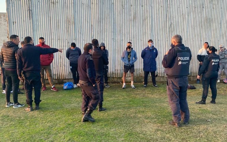 Demoran a 10 jóvenes por violar la cuarentena para jugar al fútbol | Actualidad