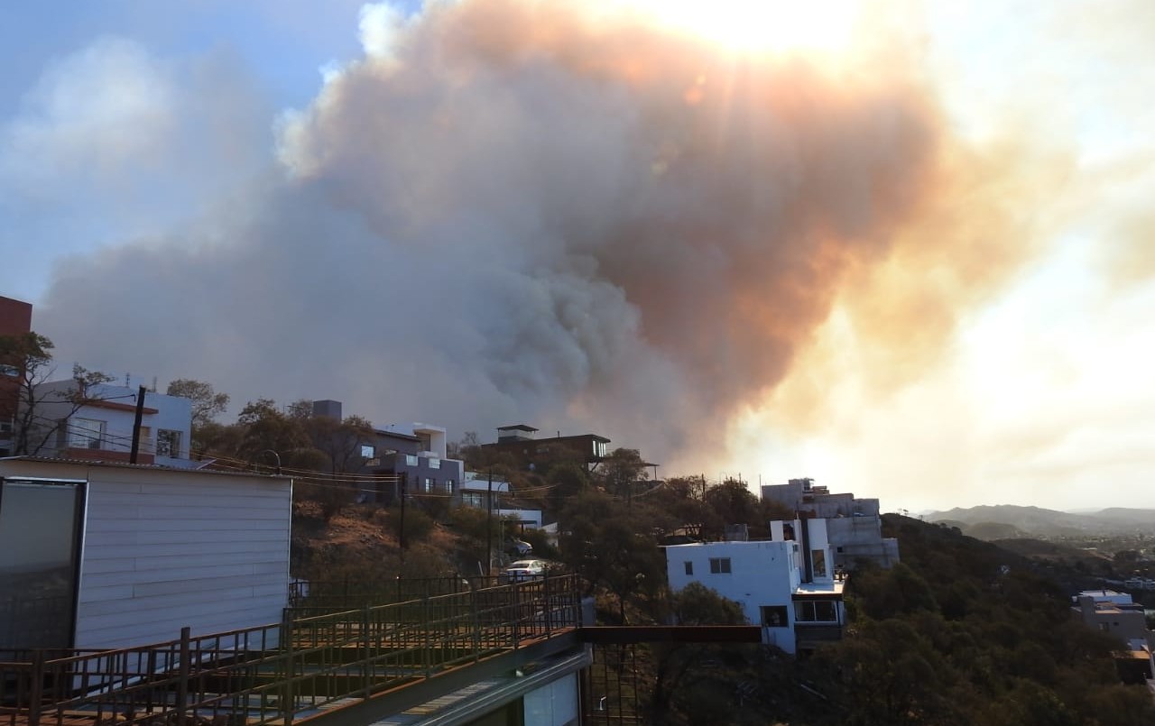FOTOS Y VIDEOS: así combaten el fuego en La Calera | Córdoba