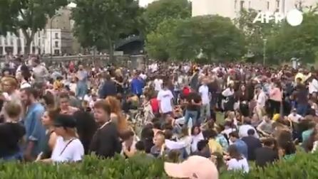Multitudinaria asistencia a un evento musical en París hace temer un rebrote | Internacionales