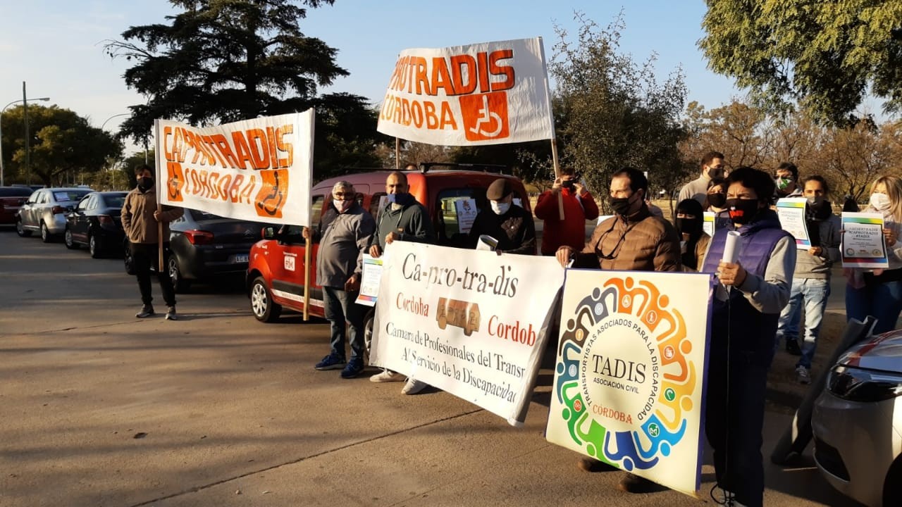 FOTOS: transportistas de personas discapacitadas movilizados en Córdoba como en todo el país | Córdoba