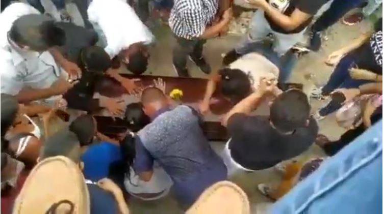 Abrieron un ataúd durante un sepelio en Colombia para ver a un muerto por COVID-19 | Internacionales