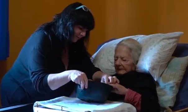 La historia de la mujer que "adoptó" a una anciana de 93 años que conoció en un geriátrico | Actualidad