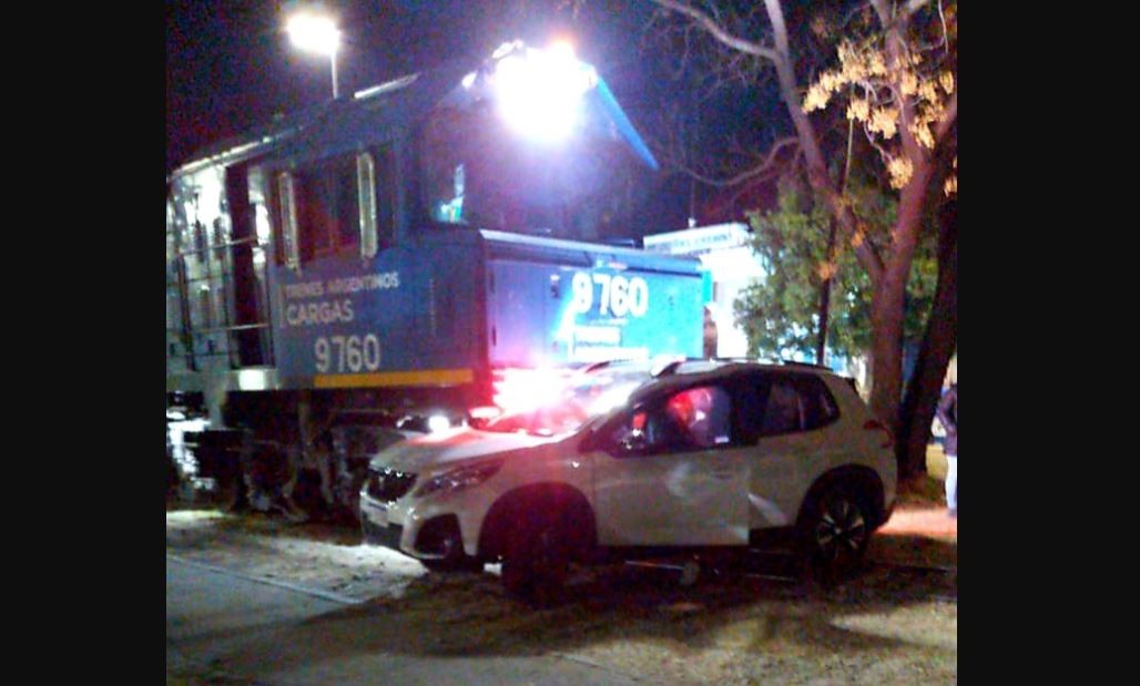 Un hombre herido al chocar con un tren de carga en un paso a nivel sin barreras | Córdoba