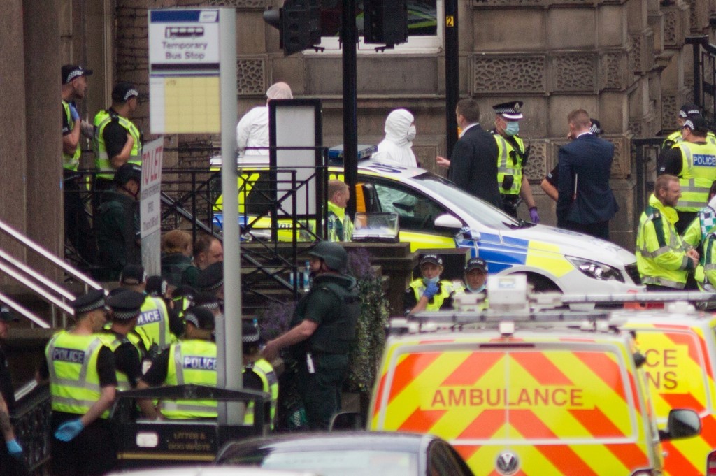 Una persona murió y un oficial de policía fue apuñalado gravemente en un ataque en Escocia | Internacionales