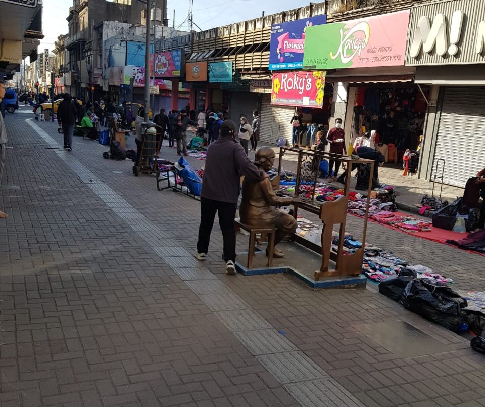 La queja de los comerciantes por los controles y la presencia de "manteros" | Córdoba