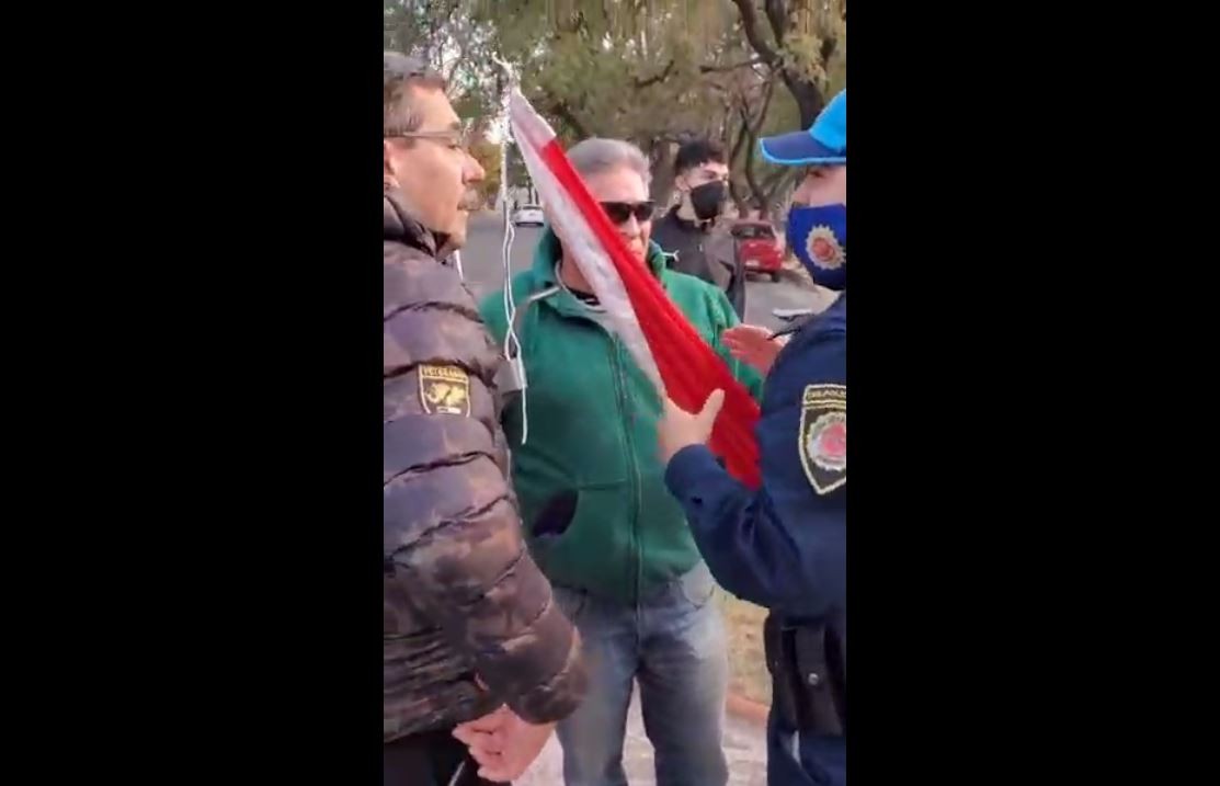 Arriaron la bandera LGBTIQ+ en el Parque Sarmiento y se desató la polémica | Córdoba