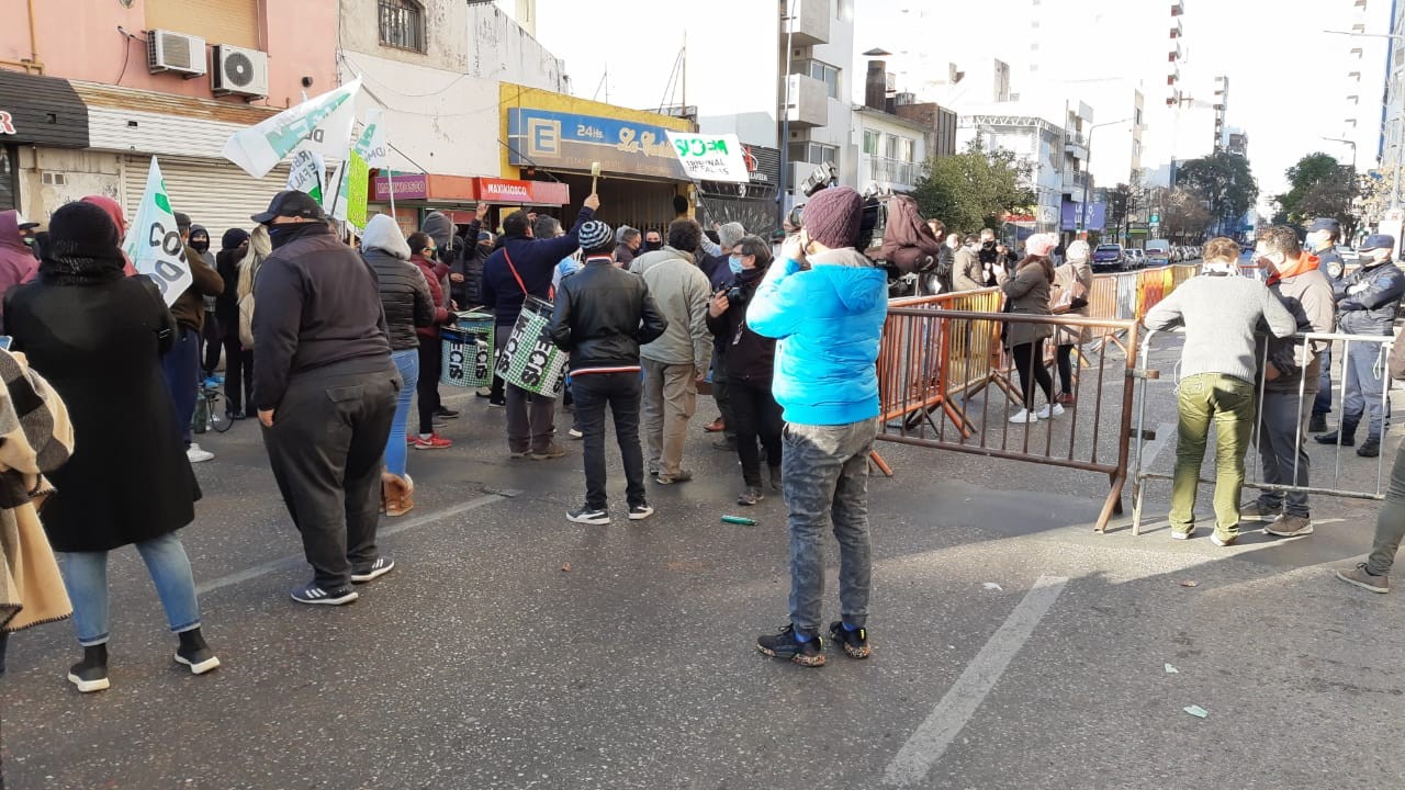 Empleados municipales protestan en el Tribunal de Faltas por la baja de 119 contratados | Córdoba