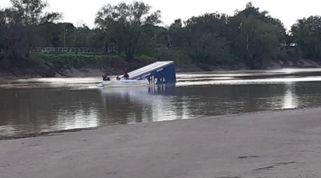 Un camión cayó al río Bermejo desde el puente que une a Chaco con Formosa | Actualidad