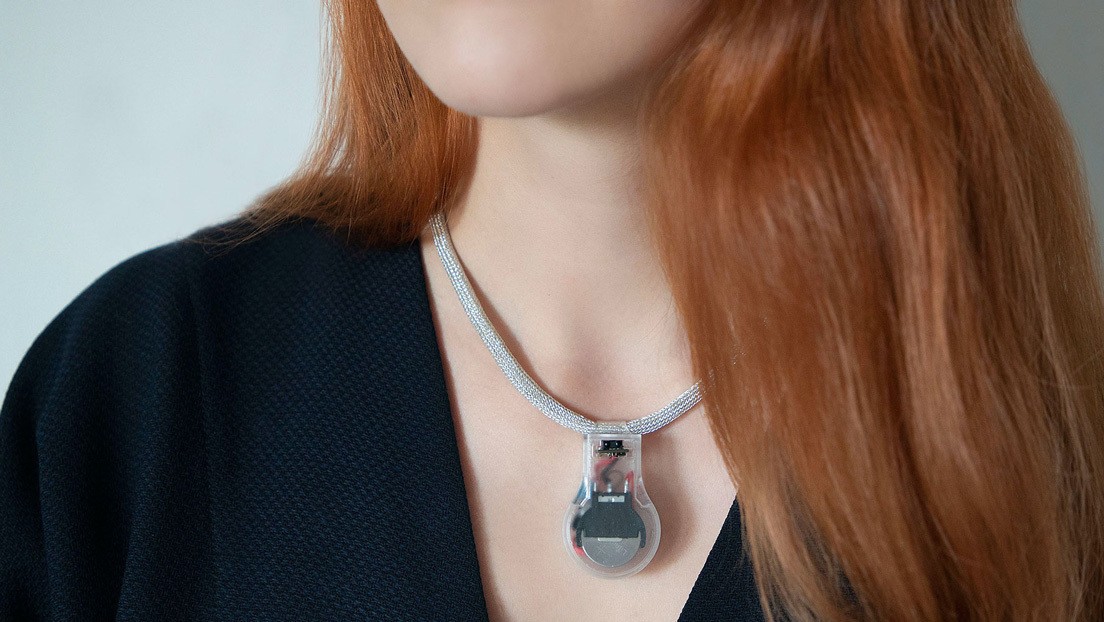 La NASA presenta un collar que evita que su portador se toque la cara | Internacionales