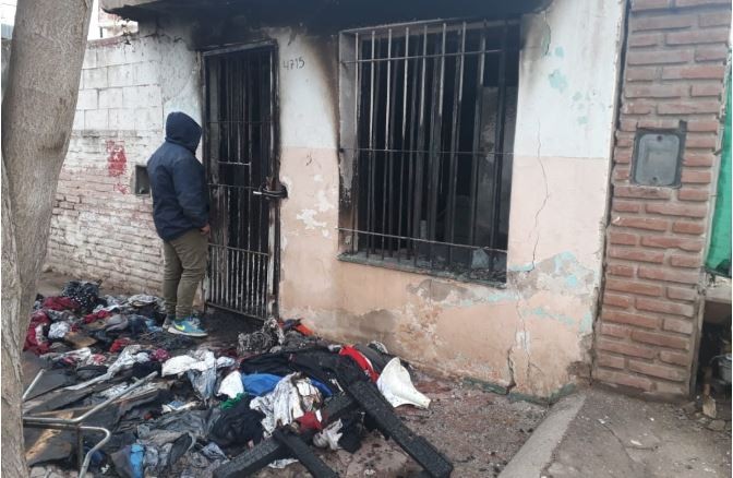 Dos hermanitos fueron salvados del incendio de su casa por los vecinos: la familia perdió todo | Córdoba