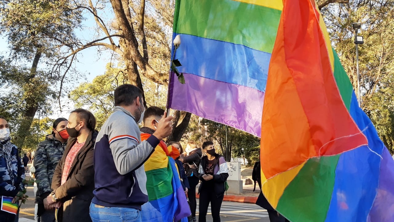 Fotos: Nuevamente izaron la bandera LGBTIQ+ en el Parque Sarmiento | Córdoba