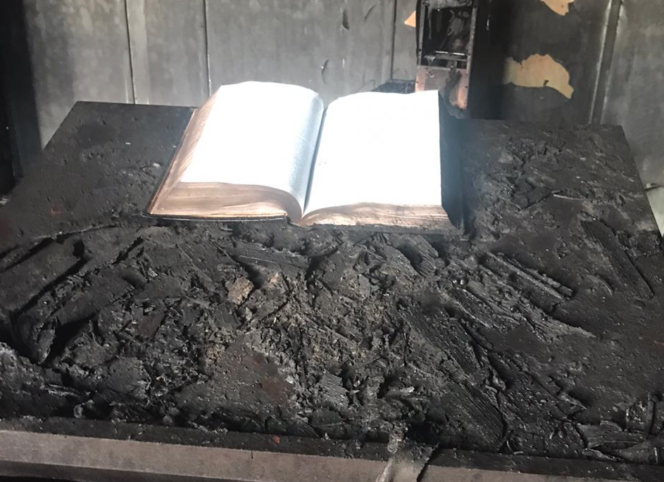 Incendio en la iglesia adventista de White: en medio de las cenizas, se salvó una biblia | Actualidad