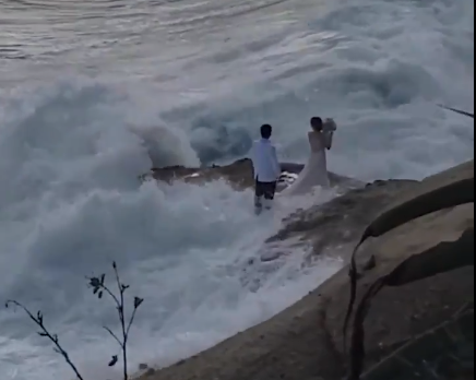 VIDEO: así se tragó una ola a una pareja de recién casados que posaba para la foto | Curiosidades