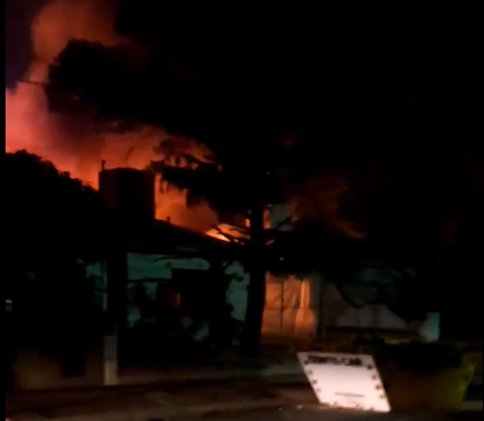 VIDEO: Una tapicería fue totalmente destruida por un incendio en barrio Los Naranjos | Córdoba