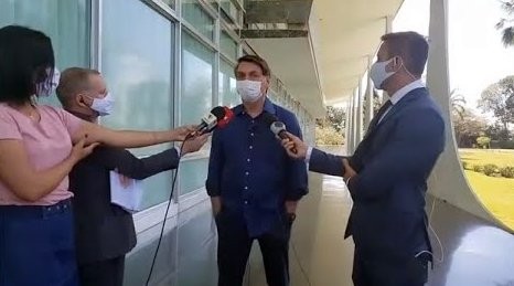 Video: tras dar positivo de coronavirus, Bolsonaro se sacó el barbijo frente a las cámaras de TV | Internacionales