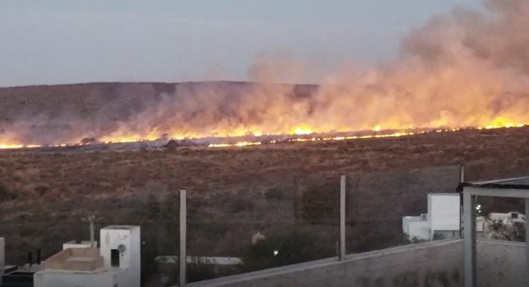 VIDEO: bomberos combaten incendio en La Calera | Córdoba
