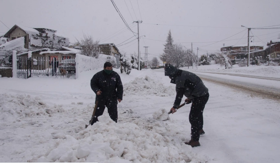 VIDEO: nevadas, intensos vientos y gente aislada por la nieve en Bariloche | Actualidad