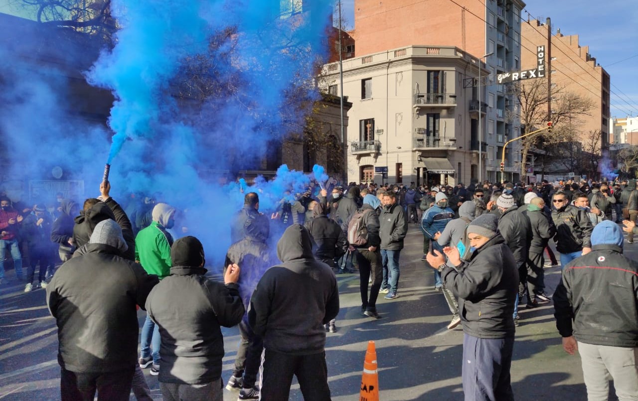 Vallas en Vélez Sársfield al 500: dos carriles para circular y dos para la asamblea de UTA | Córdoba
