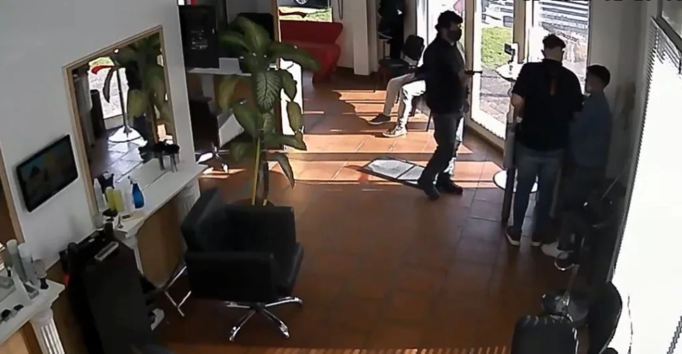 Llevó al hijo a cortarse el pelo y robó la peluquería con un arma de juguete que tenía el chico de 11 años | Actualidad