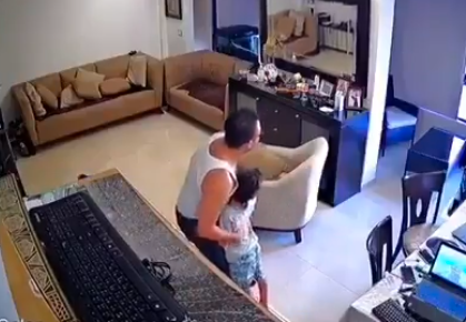 Video: el padre que intenta proteger a su hijo durante los estalllidos de Beirut | Internacionales