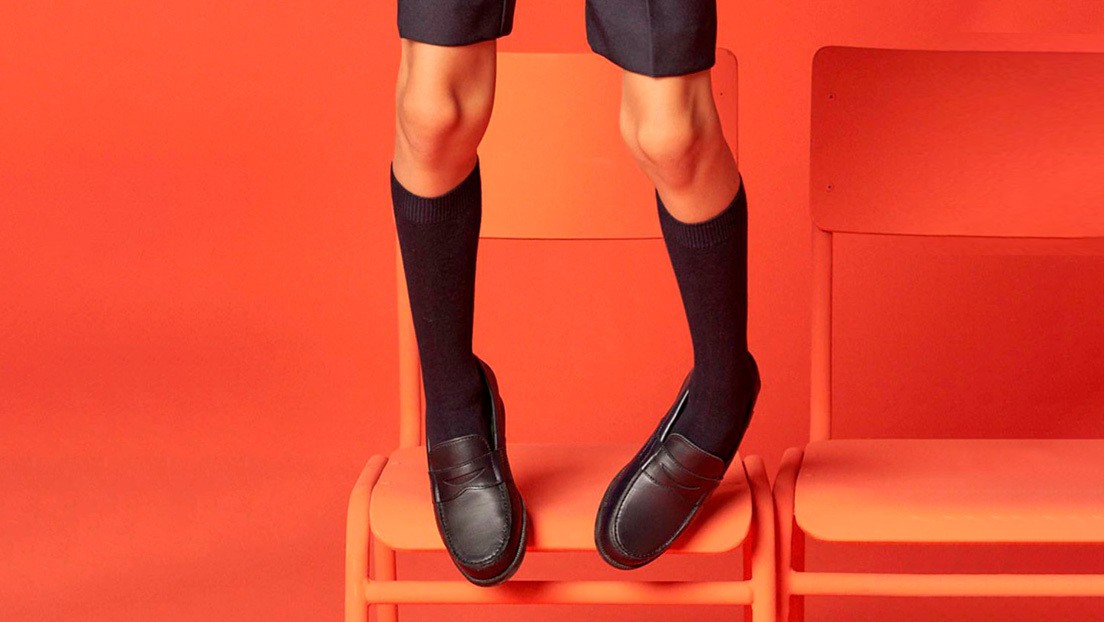 "Vuelta al cole": retiran el afiche de una polémica campaña de venta de ropa | Internacionales