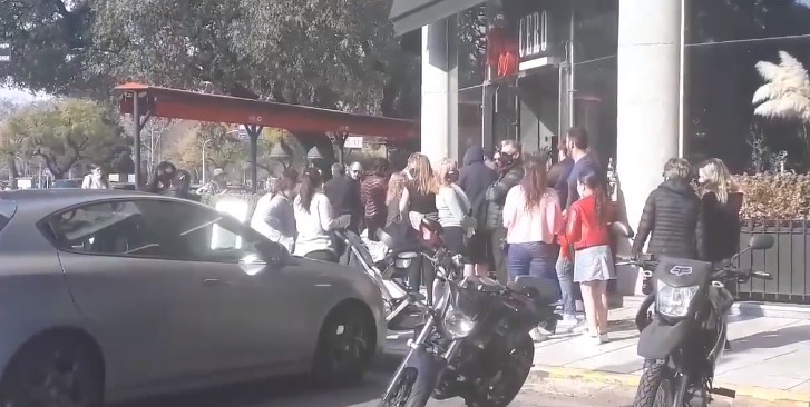 Amontonados y con mesas afuera: el descontrol en los bares porteños | Actualidad