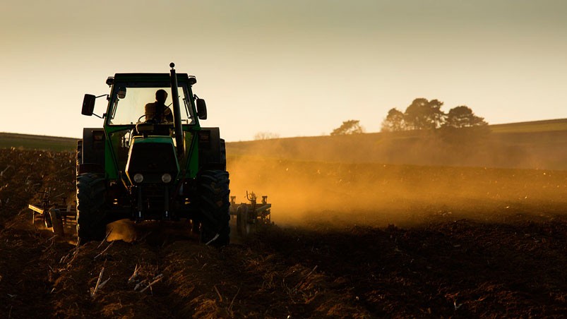 Una nena de dos años murió aplastada por un tractor que manejaba su padre | Córdoba