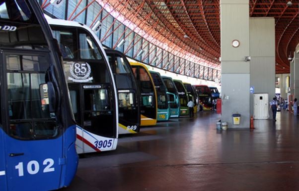 Choferes interurbanos cobrarán 75% de sueldos adeudados pero el decreto paraliza el servicio | Córdoba