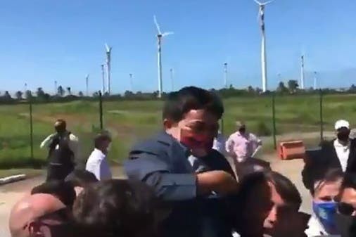 Video viral: Bolsonaro alzó a un enano pensando que era un nene | Internacionales