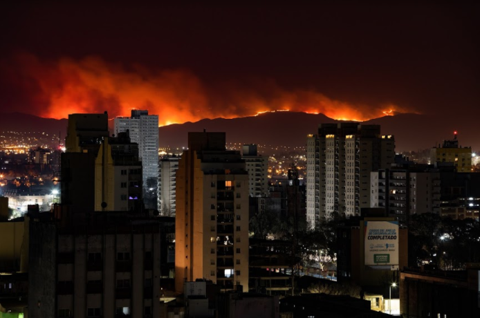FOTOS: así se veían los incendios desde el centro de Córdoba el domingo por la noche | Córdoba