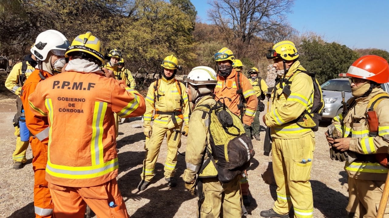 FOTOS: así combaten los incendios bomberos y  vecinos de "La Tramontana" | Córdoba