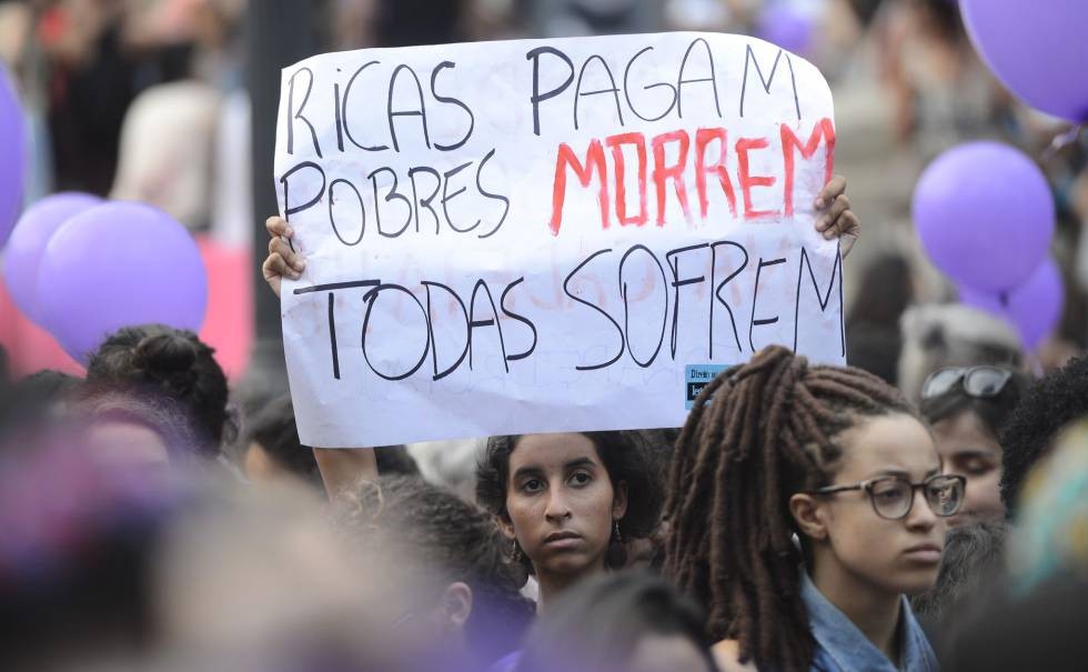 Brasil obliga a los médicos a llamar a la Policía antes de hacer un aborto por violación | Internacionales