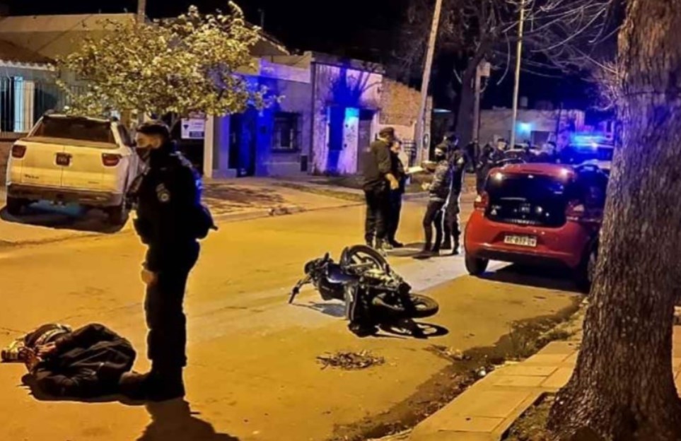 Un policía baleó a un ladrón armado para defender a su papá y fue detenido | Actualidad