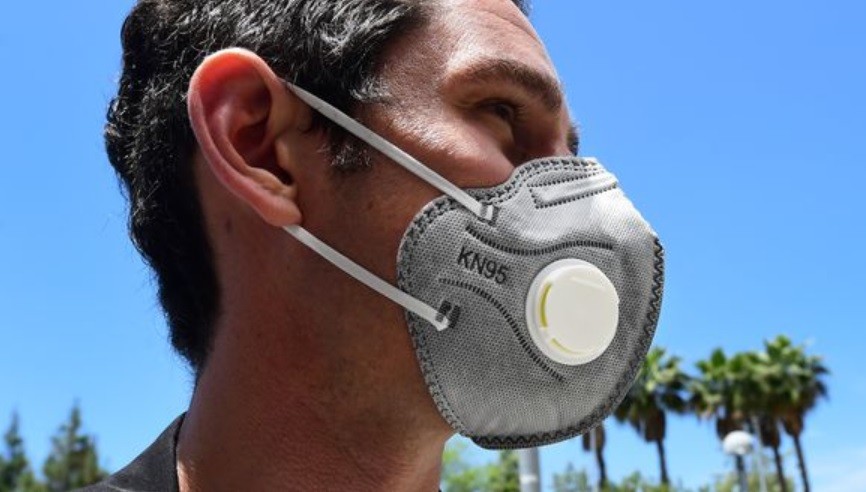 Experimento: máscaras con válvulas  y viseras no frenan propagación del coronavirus | Actualidad