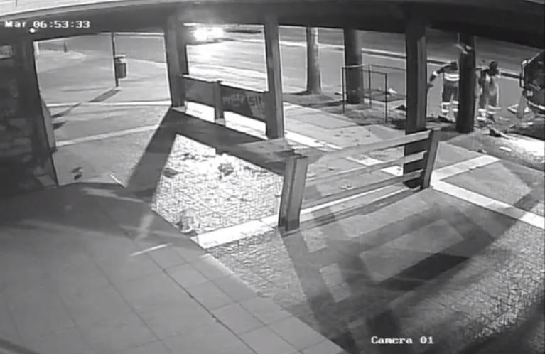 FOTOS: En vez de lanzar las bolsas con basura hacia al camión, recolectores las tiraron en la puerta de una despensa | Córdoba