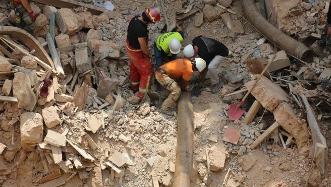 Un bebé podría estar vivo bajo los escombros un mes después de la explosión en Beirut | Internacionales