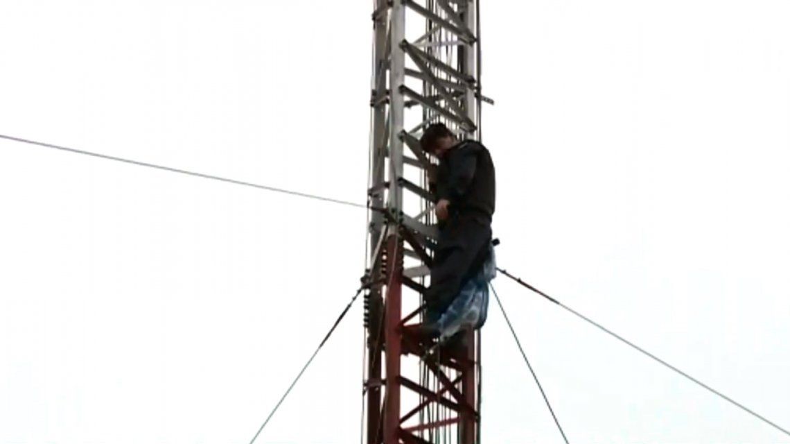 Un policía bonaerense amenazó con tirarse de una torre en medio del conflicto salarial | Actualidad