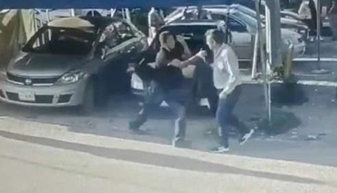 Video: un padre mató a puñaladas al presunto violador de su hija | Internacionales