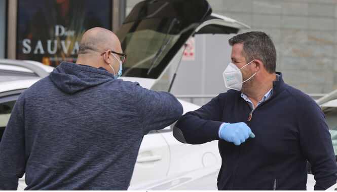 Con el codito no: ahora la OMS aconseja dejar de saludar con el codo | Internacionales