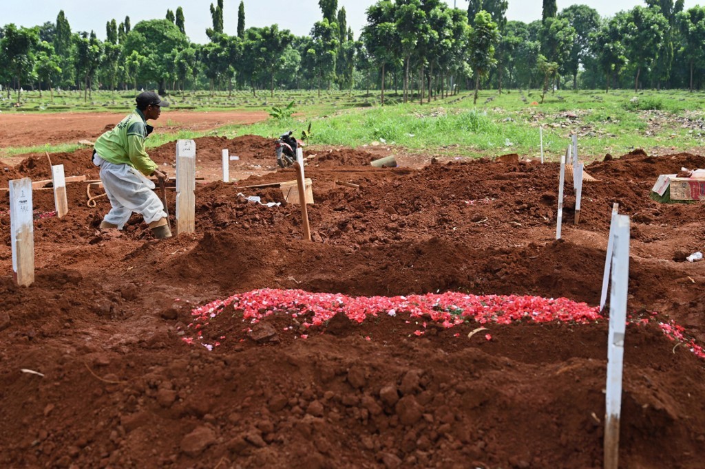 Por no usar barbijo, los obligan a cavar tumbas para víctimas de coronavirus | Internacionales