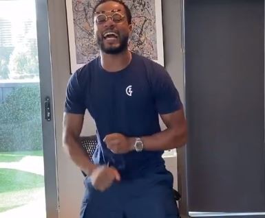 Video: Evra festeja a todo ritmo que Tevez tenga cuenta de Instagram | Deportes