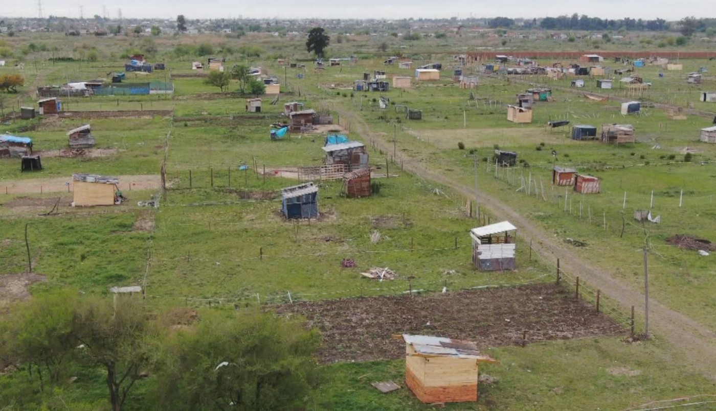 Cavó una zanja para evitar la toma de su terreno en Rafael Castillo | Actualidad