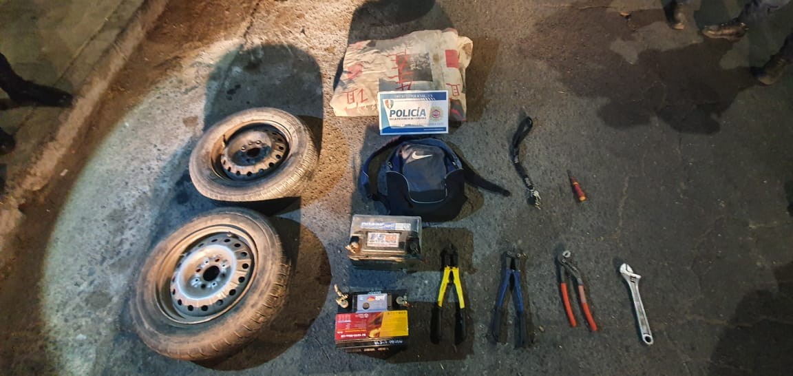 Taxista detenido: cuando no llevaba pasajeros, transportaba ruedas robadas | Córdoba