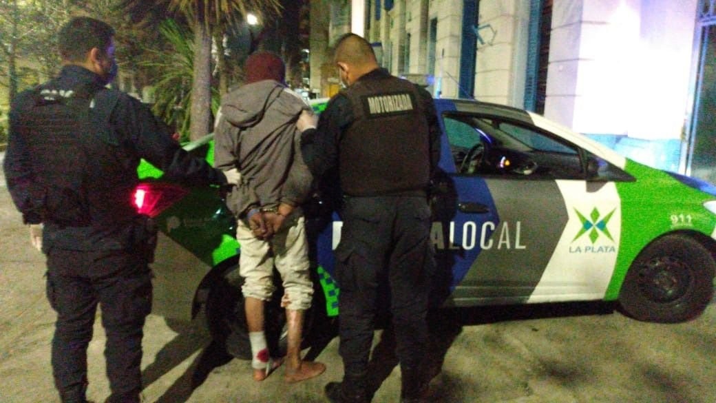 "Salgan de acá porque lo mato a todos", dijo un hombre que atacó a dos mujeres con un machete | Actualidad