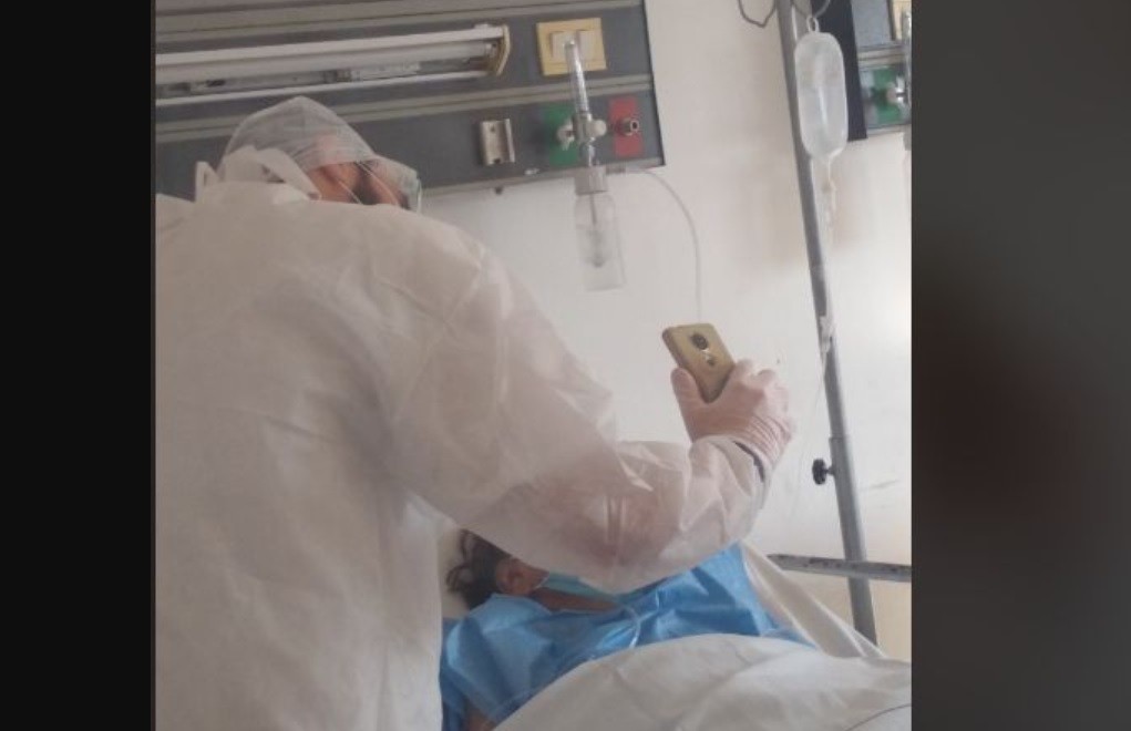 Conmovedor: el médico que hizo una videollamada para que 5 hijos pudieran despedirse de su mamá con Covid-19 | Actualidad