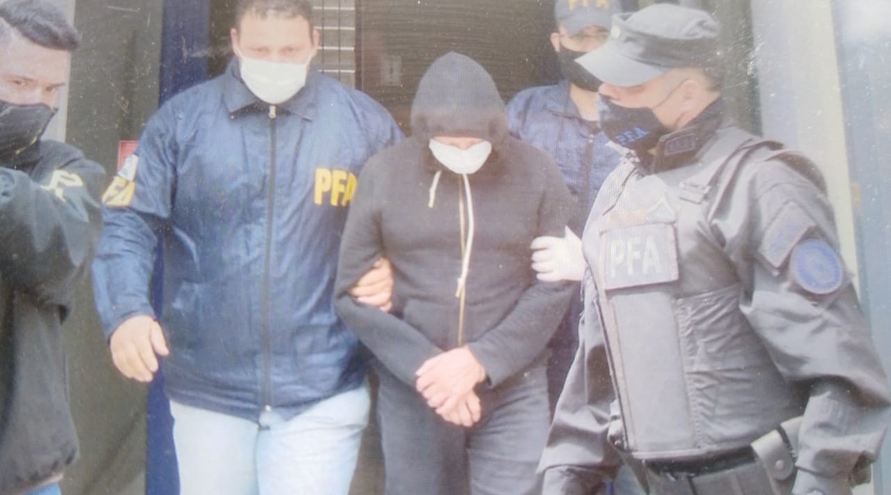 FOTOS: así se llevaban detenido al profesor de la UNC acusado de extorsión | Córdoba